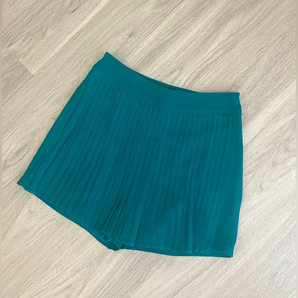 NWT LC LAUREN CONRAD PLEATED SKORT, 6